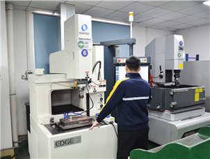 Допуск на зеркальный разряд в Makino<br>Famino + / - 0.005